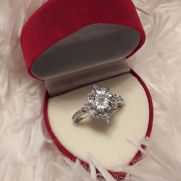 Womens Solitaire Ring - Picture 2 of 8